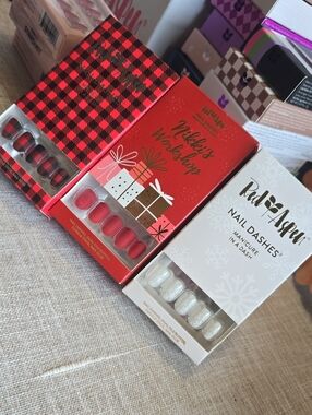 Red Aspen Holiday Nail Dashes & Festive Red Press-On Nails